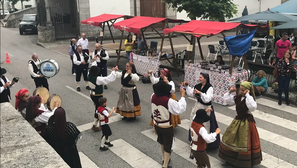 El Mercado del Domingo de Boal reúne a 44 stands entre agroalimentación y artesanía. El Mercado del Domingo de Boal reúne a 44 stands entre agroalimentación y artesanía.