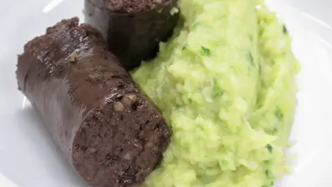 Morcilla embarrada con patata y berza, la receta de Robin Food Morcilla embarrada con patata y berza, la receta de Robin Food