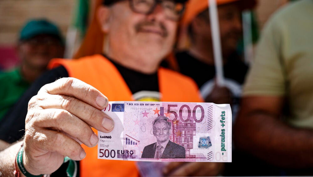 Los agricultores han lanzado billestes con la cara del conseller