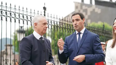 El exlehendakari, Iñigo Urkullu, y el nuevo lehendakari, Imanol Pradales, a su llegada a la toma de posesión de Imanol Pradales de su nuevo cargo El exlehendakari, Iñigo Urkullu, y el nuevo lehendakari, Imanol Pradales, a su llegada a la toma de posesión de Imanol Pradales de su nuevo cargo