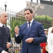 El exlehendakari, Iñigo Urkullu, y el nuevo lehendakari, Imanol Pradales, a su llegada a la toma de posesión de Imanol Pradales de su nuevo cargo