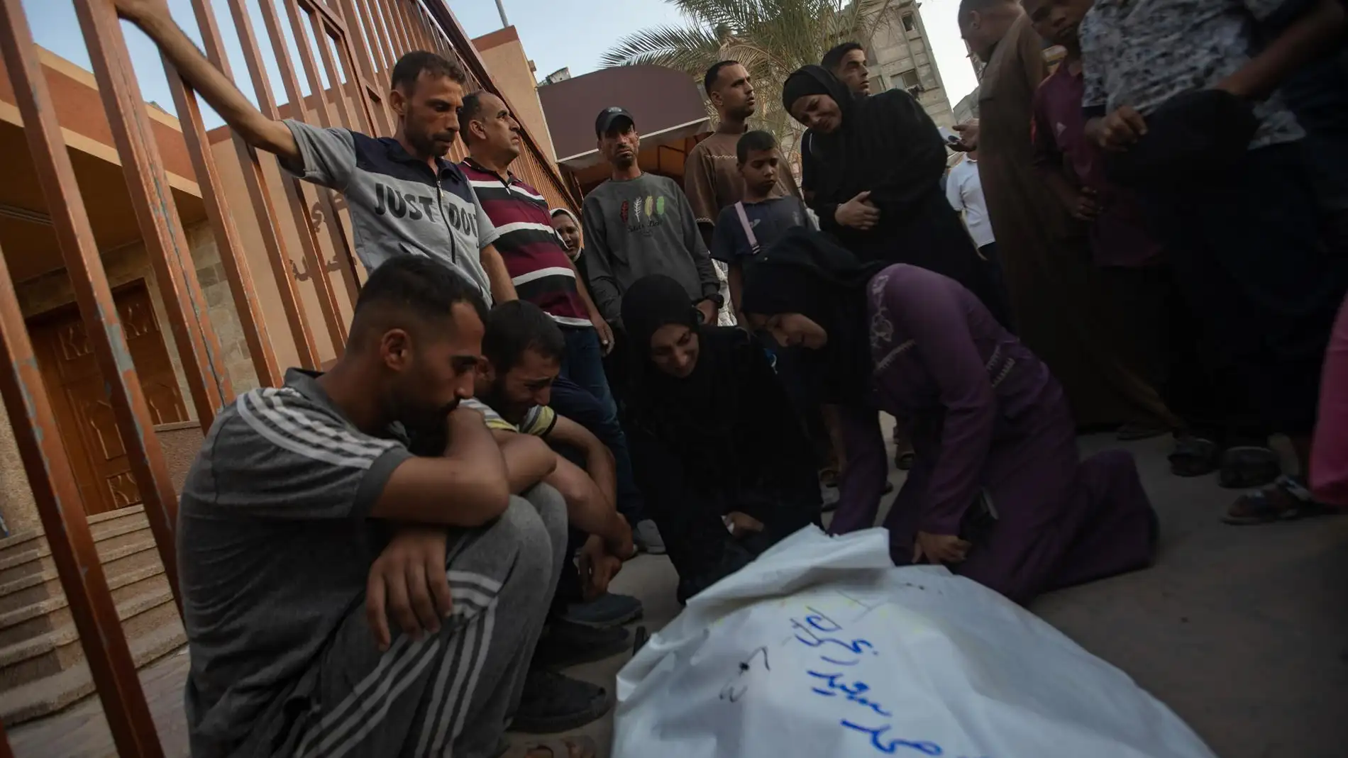 Palestinos cerca de su familia fallecido en la guerra de Gaza