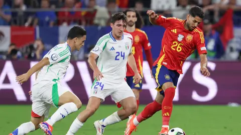 Ayoze controla el balón en el España-Italia. Ayoze controla el balón en el España-Italia.