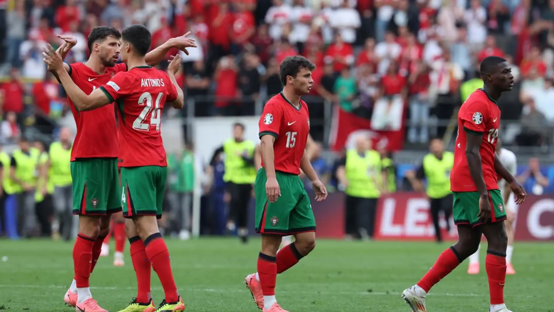 Jugadores de Portugal celebran la victoria en el partido de fútbol del grupo F de la Eurocopa 2024 contra Turquía Jugadores de Portugal celebran la victoria en el partido de fútbol del grupo F de la Eurocopa 2024 contra Turquía