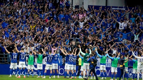 Los jugadores del Oviedo celebran la victoria con la afici&oacute;n tras el partido de ida del playoff de ascenso a LaLiga EA Sports que Real Oviedo y RCD Espanyol disputaron hoy domingo en el estadio Carlos Tartiere, en Oviedo.