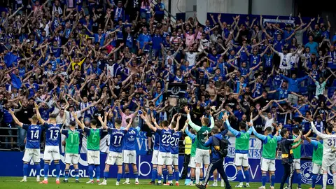 Los jugadores del Oviedo celebran la victoria con la afición tras el partido de ida del playoff de ascenso a LaLiga EA Sports que Real Oviedo y RCD Espanyol disputaron hoy domingo en el estadio Carlos Tartiere, en Oviedo. Los jugadores del Oviedo celebran la victoria con la afición tras el partido de ida del playoff de ascenso a LaLiga EA Sports que Real Oviedo y RCD Espanyol disputaron hoy domingo en el estadio Carlos Tartiere, en Oviedo.