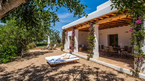 El Agroturismo Can Lluc se encuentra ubicado a menos de tres kilómetros de San Rafel, en el corazón de la isla de Ibiza, y a escasos 10 minutos de la ciudad de Ibiza y de Sant Antoni de Portmany El Agroturismo Can Lluc se encuentra ubicado a menos de tres kilómetros de San Rafel, en el corazón de la isla de Ibiza, y a escasos 10 minutos de la ciudad de Ibiza y de Sant Antoni de Portmany