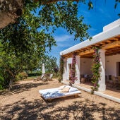 El Agroturismo Can Lluc se encuentra ubicado a menos de tres kilómetros de San Rafel, en el corazón de la isla de Ibiza, y a escasos 10 minutos de la ciudad de Ibiza y de Sant Antoni de Portmany