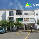Bomberos trabajando en la extinción del incendio Bomberos trabajando en la extinción del incendio