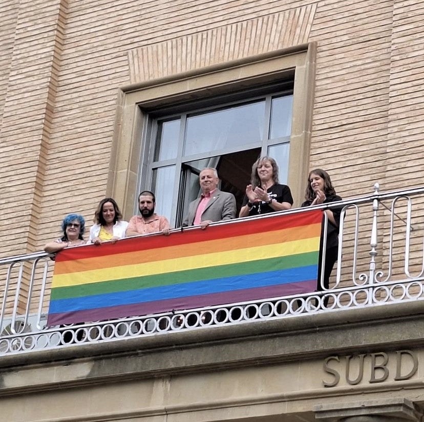 La bandera del Orgullo luce en la Subdelegación del Gobierno en Huesca La bandera del Orgullo luce en la Subdelegación del Gobierno en Huesca