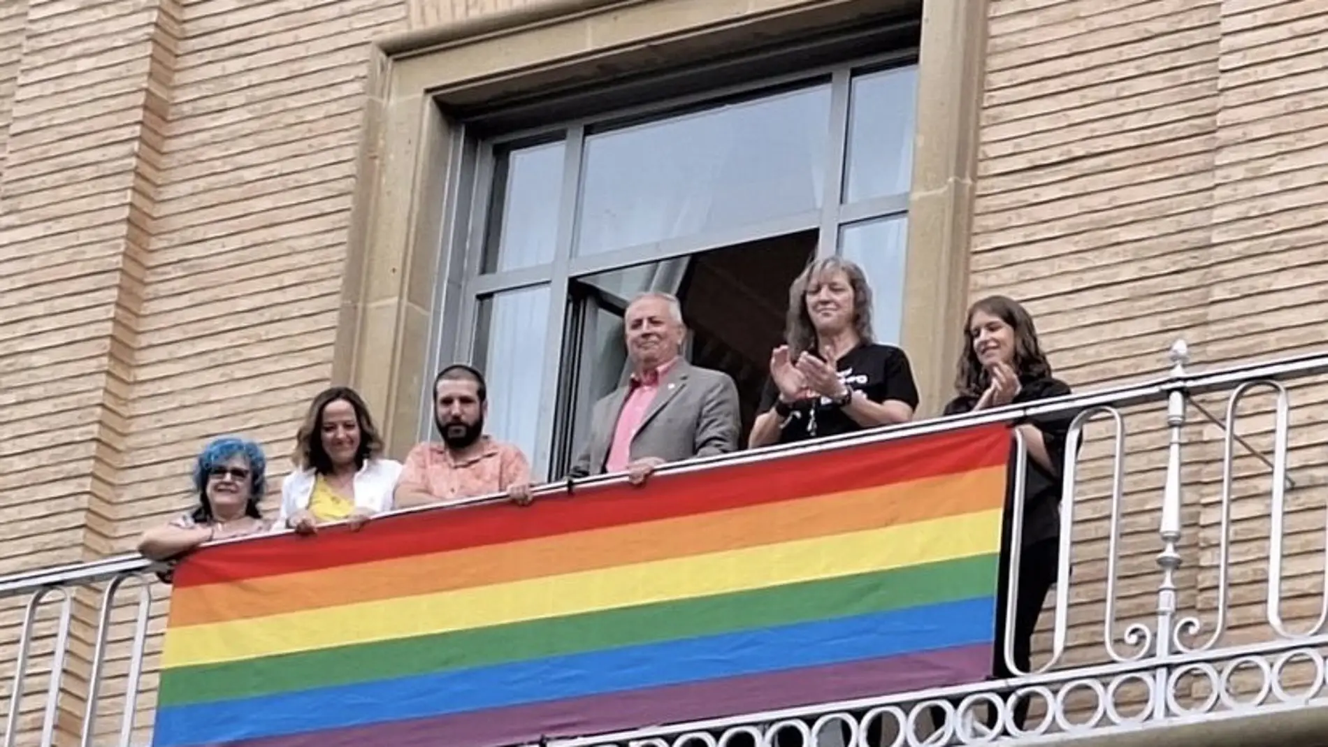 La bandera del Orgullo luce en la Subdelegación del Gobierno en Huesca