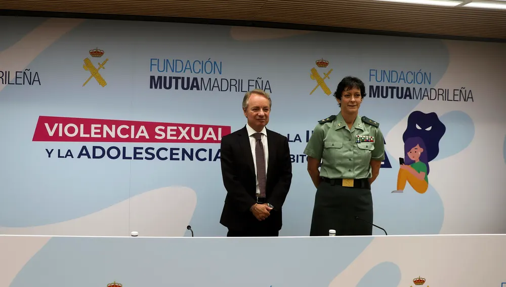 El director general de la Mutua, Lorenzo Cooklin, y la teniente coronel de la Guardia Civil Mª Dolores Gimeno durante la presentación del informe 'Violencia sexual contra la infancia y la adolescencia en el ámbito digital', este lunes en Madrid. 