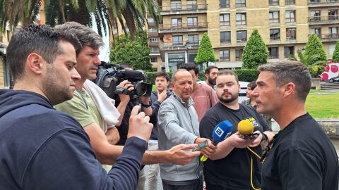 Luis Carri&oacute;n atiene a la prensa tras reunirse con Jes&uacute;s Mart&iacute;nez y Mart&iacute;n Pel&aacute;ez.