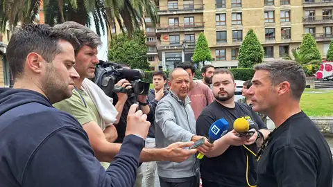 Luis Carrión atiene a la prensa tras reunirse con Jesús Martínez y Martín Peláez. Luis Carrión atiene a la prensa tras reunirse con Jesús Martínez y Martín Peláez.