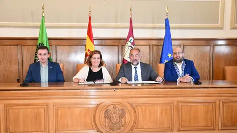 La Diputación y la UCLM firman un convenio de colaboración dotado con 50.000 euros para fomentar la docencia y la investigación en la provincia La Diputación y la UCLM firman un convenio de colaboración dotado con 50.000 euros para fomentar la docencia y la investigación en la provincia