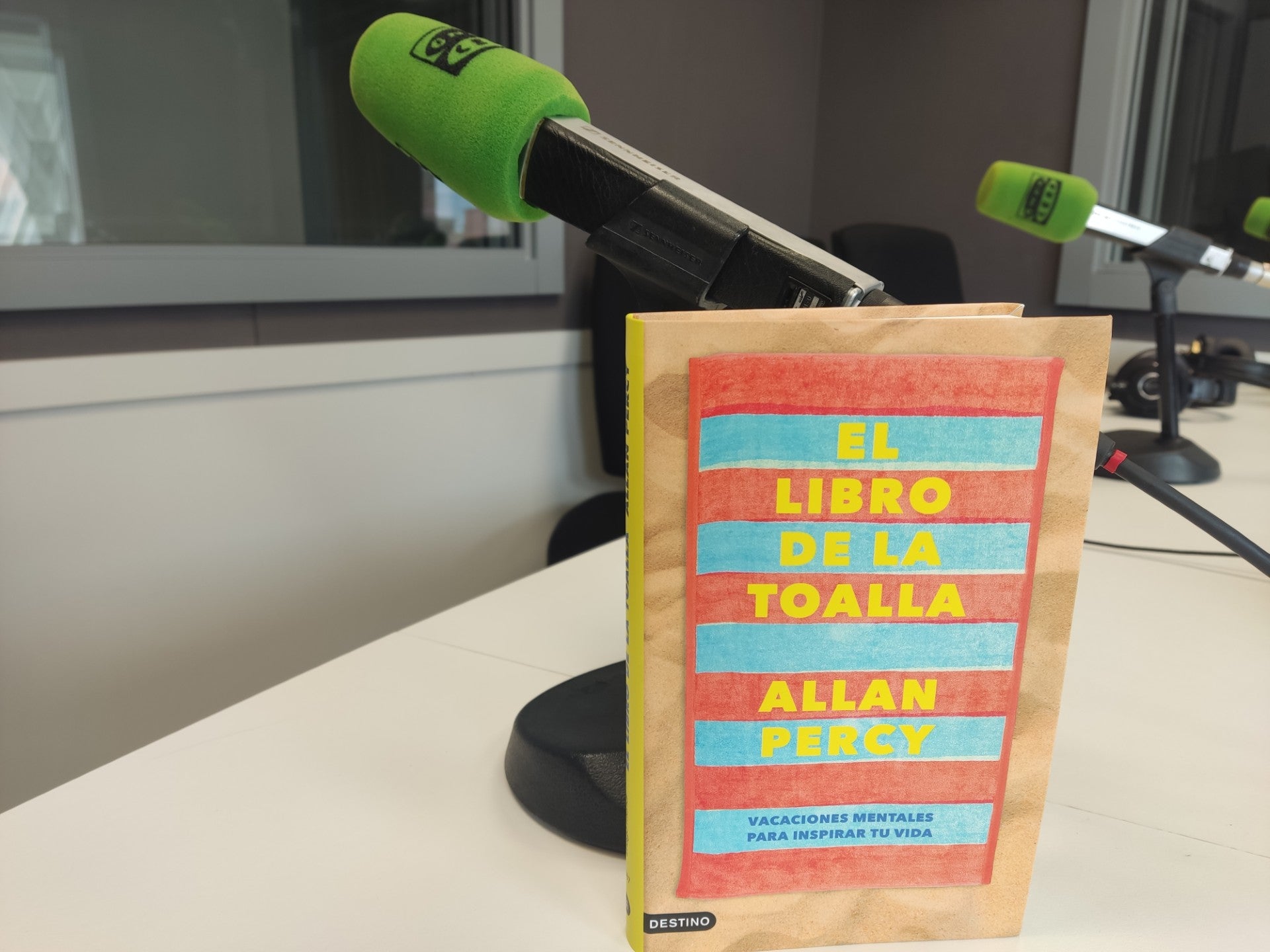 Allan Percy presenta 'El libro de la toalla' Allan Percy presenta 'El libro de la toalla'