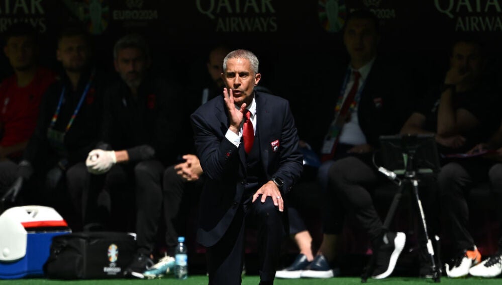 Sylvinho da indicaciones durante un partido de la Eurocopa