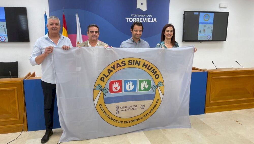 Cabo Cervera acogerá la primera bandera de 'Playa sin humo' en Torrevieja