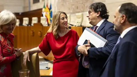 La presidenta de la Junta de Extremadura, María Guardiola, y el diputado del PSOE, José María Vergeles, al inicio de la segunda sesión del debate del estado de la región La presidenta de la Junta de Extremadura, María Guardiola, y el diputado del PSOE, José María Vergeles, al inicio de la segunda sesión del debate del estado de la región