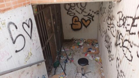 Suciedad en una de las zonas comunes de las viviendas sociales del barrio de Espartales Sur en Alcal&aacute; de Henares