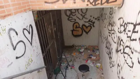 La Plataforma Vivienda Pública de Espartales y el Colectivo Vecinal Espartales Unidos piden la presencia de trabajadores sociales para solucionar los problemas generados en las viviendas sociales de la Comunidad de Madrid y el ayuntamiento alcalaíno Suciedad en una de las zonas comunes de las viviendas sociales del barrio de Espartales Sur en Alcalá de Henares