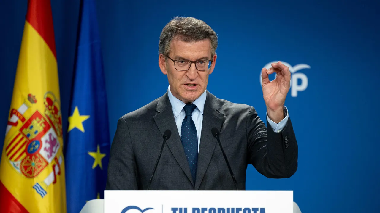 El líder del PP, Alberto Núñez Feijóo, durante una comparecencia de prensa, tras cerrar el PP y el PSOE el pacto para renovar el Consejo General del Poder Judicial (CGPJ), este martes en Madrid