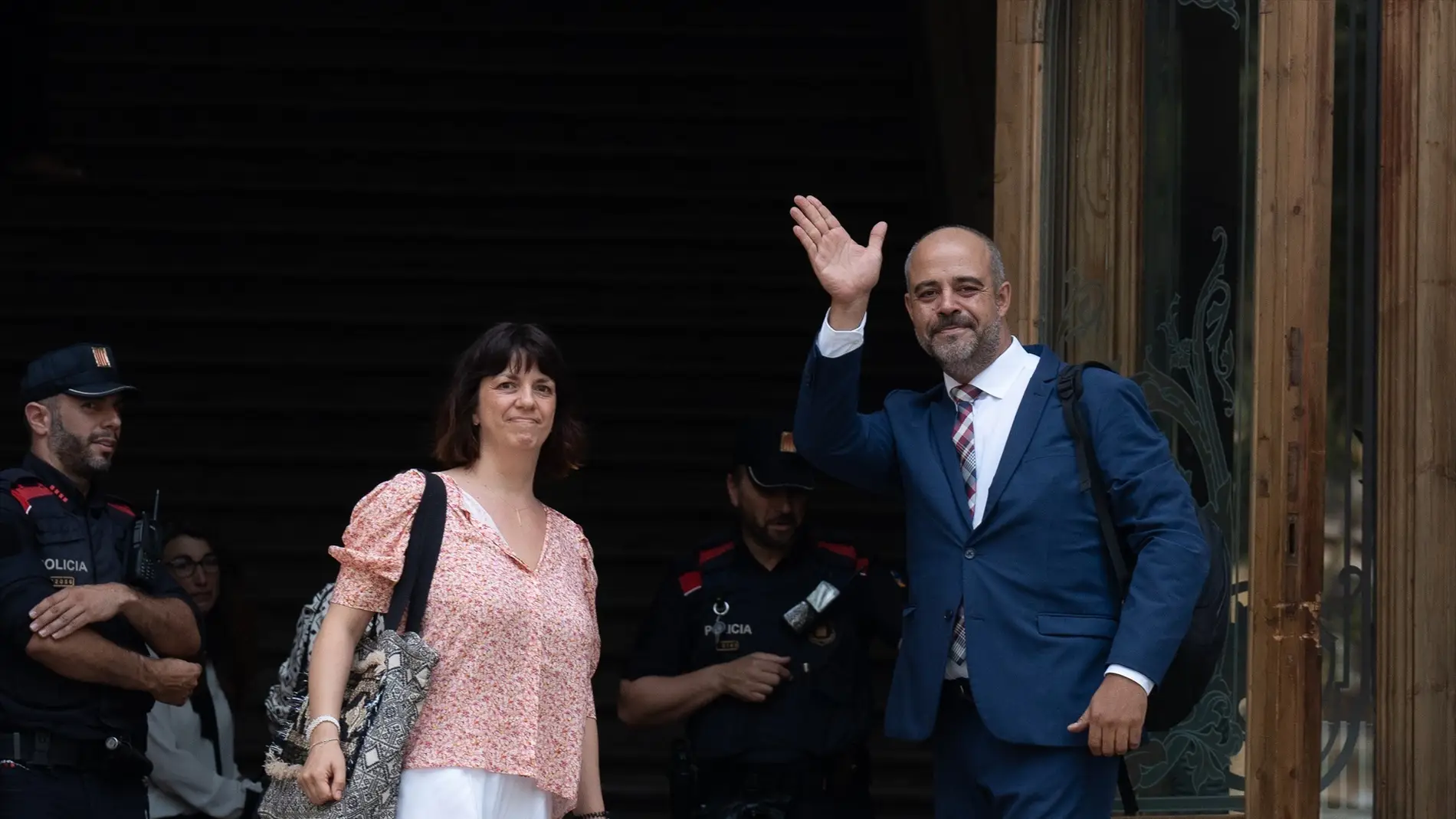El exconseller de Interior de la Generalitat de Catalunya Miquel Buch a su llegada a un juicio en la Audiencia de Barcelona, acompañado de su mujer, en junio de 2023 El exconseller de Interior de la Generalitat de Catalunya Miquel Buch a su llegada a un juicio en la Audiencia de Barcelona, acompañado de su mujer, en junio de 2023