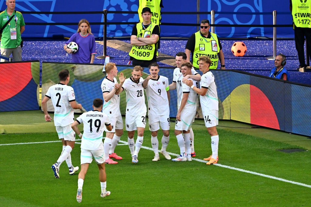 Austria da la sorpresa y termina líder del grupo D Austria da la sorpresa y termina líder del grupo D