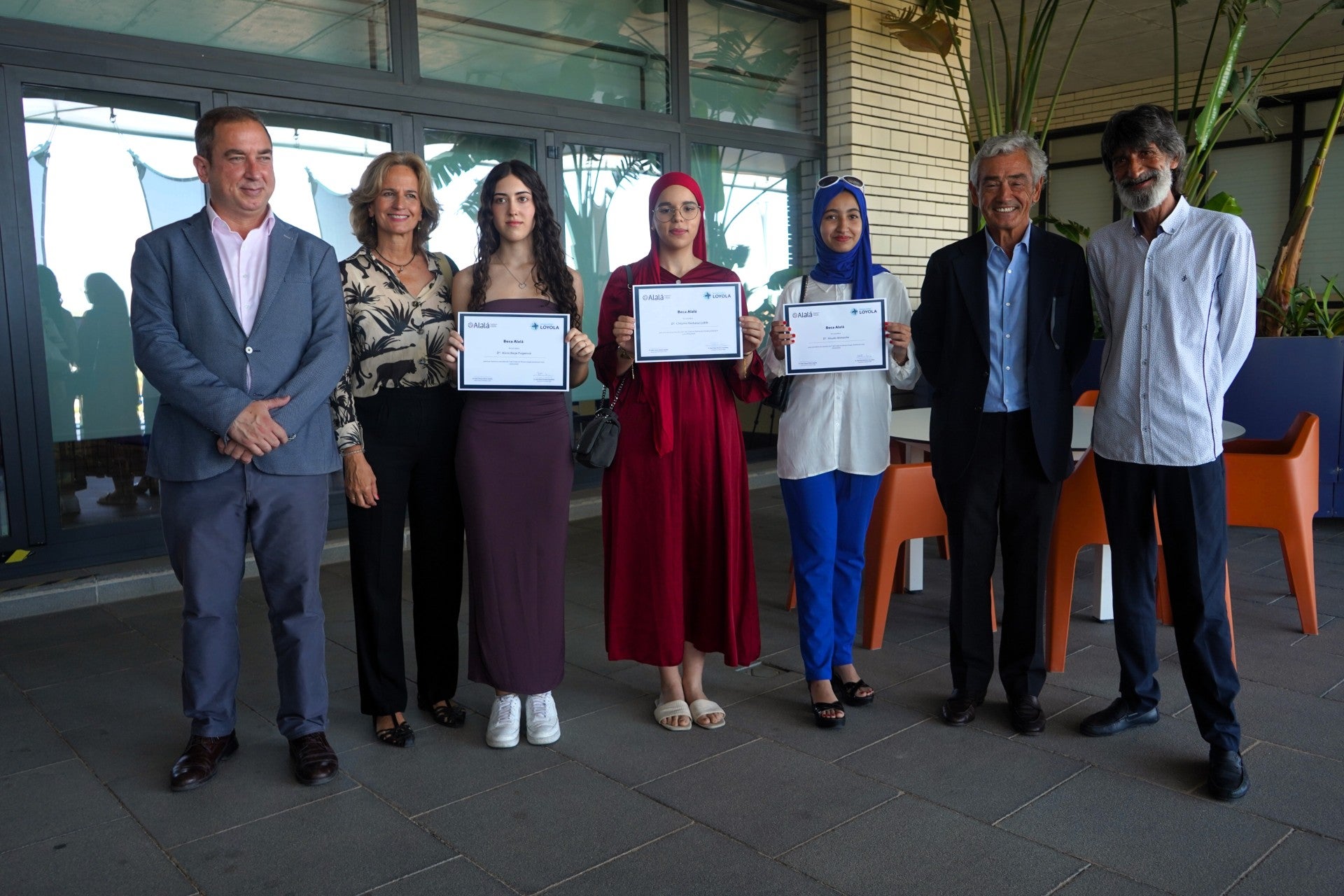 Tres jóvenes del Polígono Sur estudiarán el próximo curso en la Universidad Loyola gracias a las Becas Loyola-Alalá Tres jóvenes del Polígono Sur estudiarán el próximo curso en la Universidad Loyola gracias a las Becas Loyola-Alalá