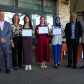 Tres jóvenes del Polígono Sur estudiarán el próximo curso en la Universidad Loyola gracias a las Becas Loyola-Alalá 