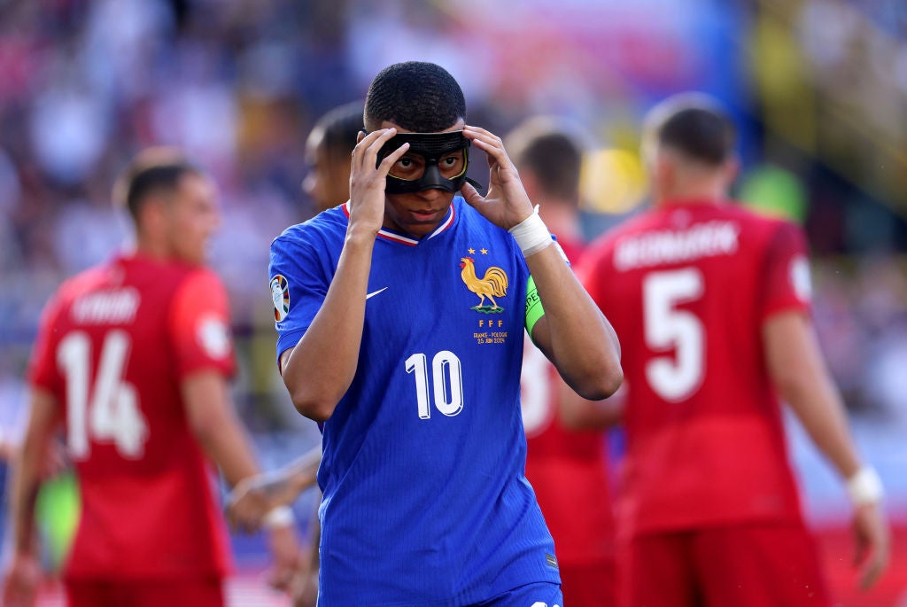 Francia no puede con una eliminada Polonia y termina segunda de grupo Francia no puede con una eliminada Polonia y termina segunda de grupo