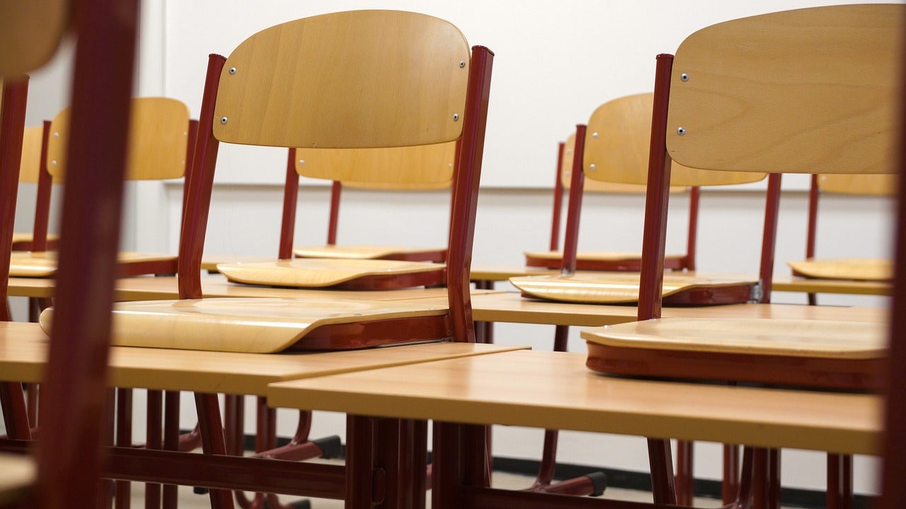 Investigan una supuesta violación grupal a una menor de 12 años en un colegio de Peñaflor, Sevilla Investigan una supuesta violación grupal a una menor de 12 años en un colegio de Peñaflor, Sevilla