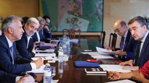 Ángel Víctor Torres, ministro de Política Territorial y Fernando Clavijo, presidente del Gobierno de Canarias en el Congreso en la ronda de reuniones para la reforma de la Ley de Extranjería para el tema de los menores migrantes