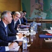 Ángel Víctor Torres, ministro de Política Territorial y Fernando Clavijo, presidente del Gobierno de Canarias en el Congreso en la ronda de reuniones para la reforma de la Ley de Extranjería para el tema de los menores migrantes