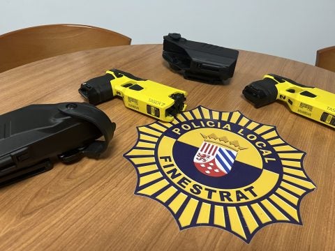 La policía de Finestrat adquiere dos pistolas Taser La policía de Finestrat adquiere dos pistolas Taser