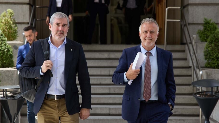 El Presidente del Gobierno de Canarias, Fernando Clavijo (I) y el Ministro de Pol&iacute;tica Territorial, &Aacute;negl V&iacute;ctor Torres (D) salen del Congreso tras la ronda de conversaciones con los portavoces de los grupos de cara a la reforma de Ley de Extranjer&iacute;a 