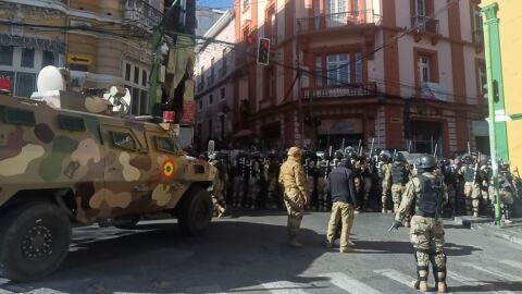 Tanques y militares armados intentan tomar la sede del Ejecutivo en Bolivia