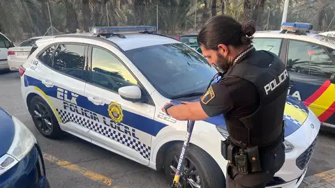 Imagen de archivo de un agente de la Policía Local de Elche con un patinete eléctrico. Imagen de archivo de un agente de la Policía Local de Elche con un patinete eléctrico.
