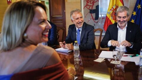 Ángel Víctor Torres, ministro de Política Territorial y Fernando Clavijo, presidente del Gobierno de Canarias en el Congreso en la ronda de reuniones para la reforma de la Ley de Extranjería para el tema de los menores migrantes