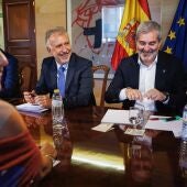 Ángel Víctor Torres, ministro de Política Territorial y Fernando Clavijo, presidente del Gobierno de Canarias en el Congreso en la ronda de reuniones para la reforma de la Ley de Extranjería para el tema de los menores migrantes