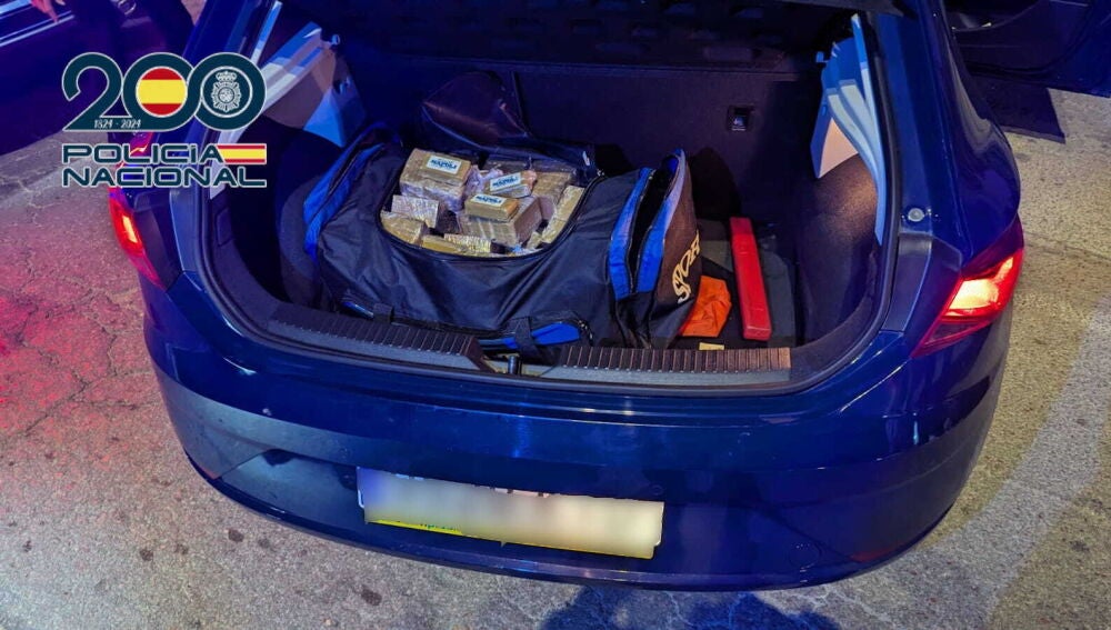 Hachís en el maletero de uno de los vehículos en los que viajaban los detenidos.