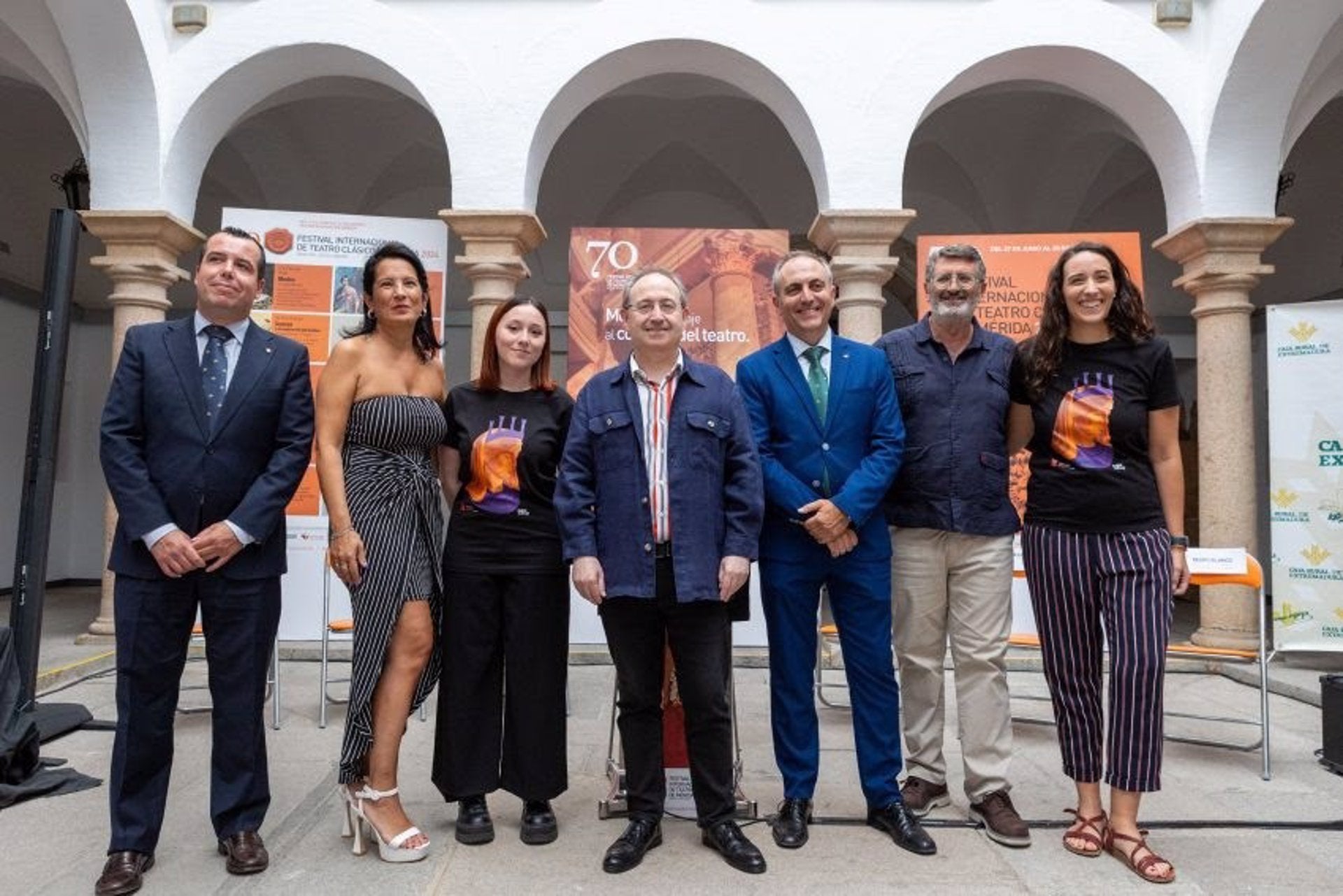 Un diseño con el rostro de la diosa romana Vesta vestirá al personal de sala y a los acomodadores del Festival de Mérida Un diseño con el rostro de la diosa romana Vesta vestirá al personal de sala y a los acomodadores del Festival de Mérida