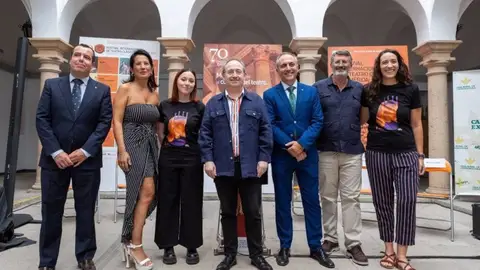 Un diseño con el rostro de la diosa romana Vesta vestirá al personal de sala y a los acomodadores del Festival de Mérida Un diseño con el rostro de la diosa romana Vesta vestirá al personal de sala y a los acomodadores del Festival de Mérida