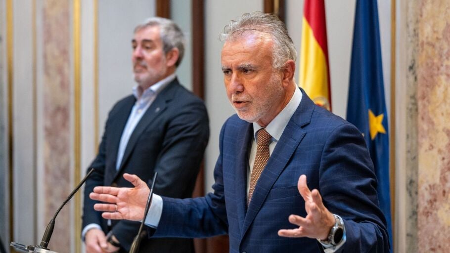 Clavijo y Torres en la rueda de prensa posterior a las reuniones con los portavoces en el Congreso para tratar la distribuci&oacute;n de los menores migrates por toda Espa&ntilde;a