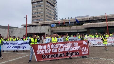 El sindicato CIG se concentra en la Plaza do Rei en defensa de la automoción