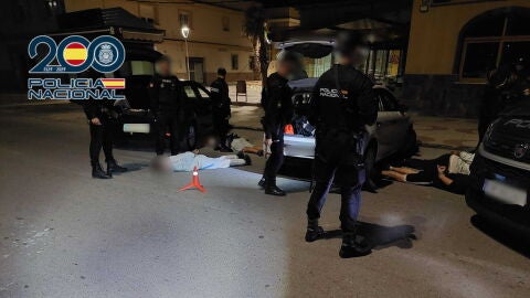 Control policial en la Línea de la Concepción en el que han sido interceptados los cinco detenidos.