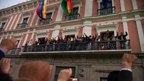 El presidente boliviano Luis Arce saluda a sus partidarios en un balc&oacute;n del palacio de gobierno.