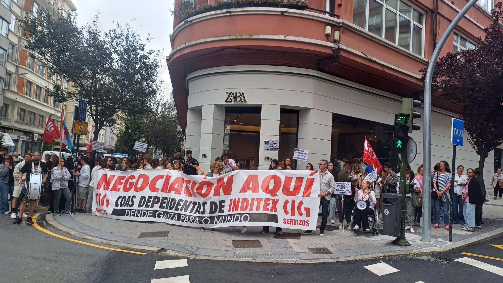 Dependientas de Inditex inician una huelga en la A Coruña en el primer día de rebajas Dependientas de Inditex inician una huelga en la A Coruña en el primer día de rebajas