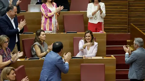 La alcaldesa de Valencia, María José Catalá, recibe el aplauso de sus compañeros de partido durante la intervención del president de la Generalitat, Carlos Mazón, en la sesión de control de Les Corts. La alcaldesa de Valencia, María José Catalá, recibe el aplauso de sus compañeros de partido durante la intervención del president de la Generalitat, Carlos Mazón, en la sesión de control de Les Corts.