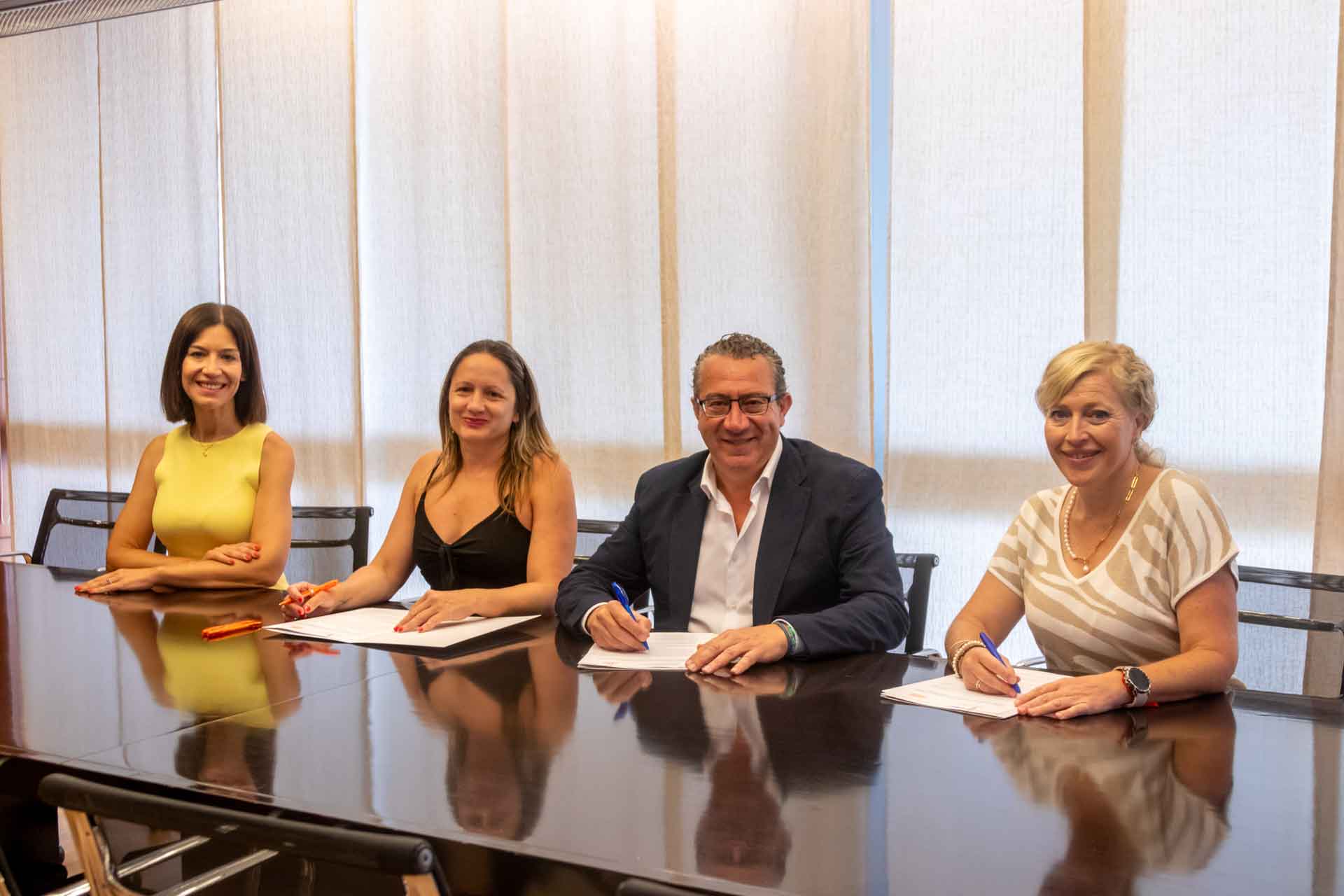 El Ayuntamiento de Benidorm y AVIBE colaboran en la promoción y mejora del empleo en el sector El Ayuntamiento de Benidorm y AVIBE colaboran en la promoción y mejora del empleo en el sector